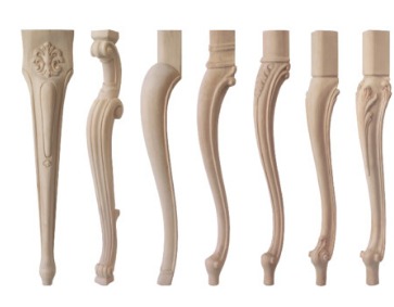 Sette gambe da mobile in legno massello con intagli e volute
